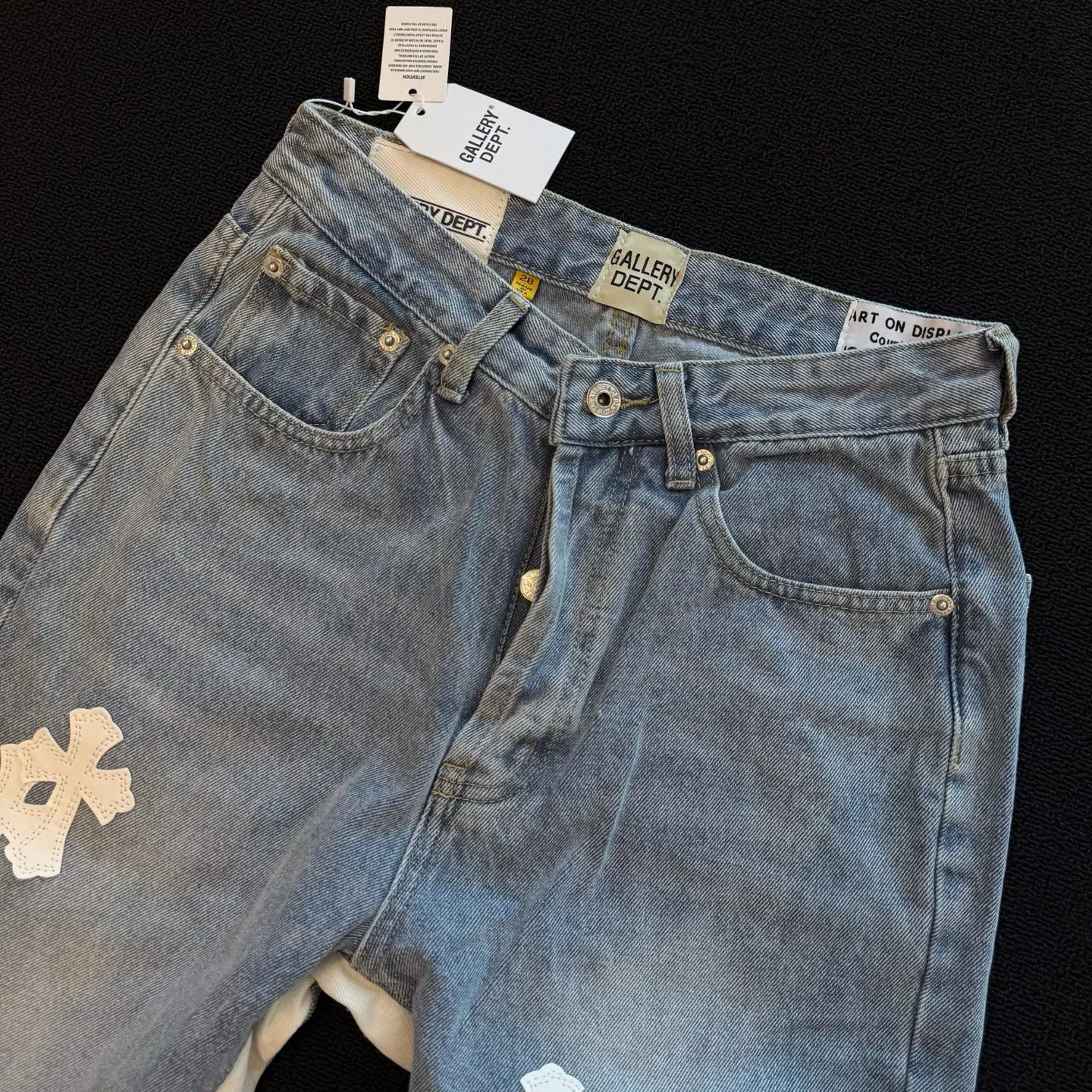 P260 model number: D356 GALLERY DEPT & Chrome hearts washed blue spliced cross jeans, three-dimensional version, loose and comfortable, not picky about body shape, factory-made, original factory quality control, same style for men and women, can be matched with couples, versatile recommendation, must-have denim for all seasons, made of heavy-duty washed pure cotton denim fabric, after washing, it is soft and thick, very stylish when worn on the body Size: 28, 30, 32, 34, 36 (S-XXL) Color: Splicing Size reference # 28 trouser length 100 waist 72 30 trouser length 102 waist 76 32 trouser length 104 waist 80 34 trouser length 106 waist 84 36 trouser length 108 waist 88